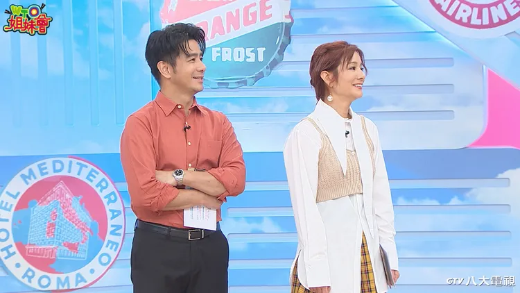 主持人郭彥均（左）、莎莎聽新住民與來賓分享在台灣定居深受感動的地方。八大提供