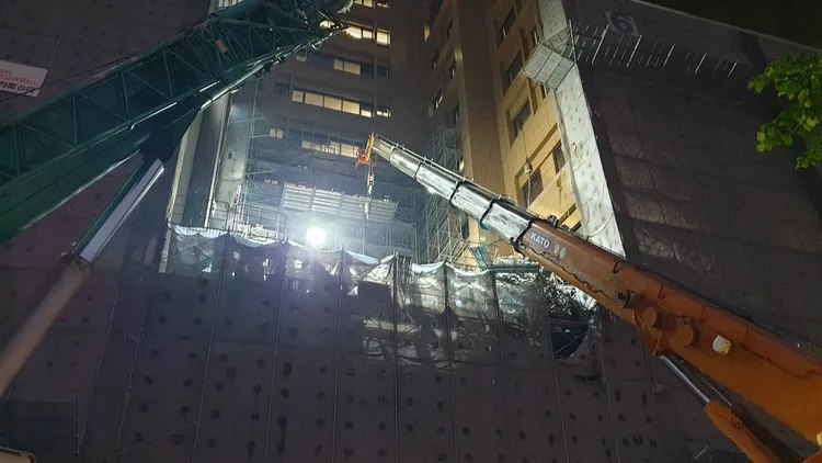 台大醫院鷹架倒塌，搜救人員於3樓鷹架堆中發現一名死者。