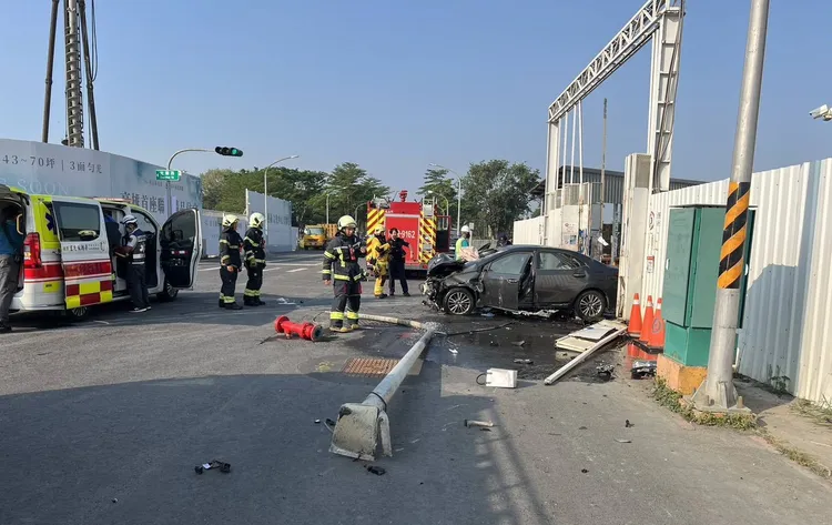 林男自撞路燈及消防栓，一度失去心跳呼吸，所幸急救後已恢復。翻攝畫面