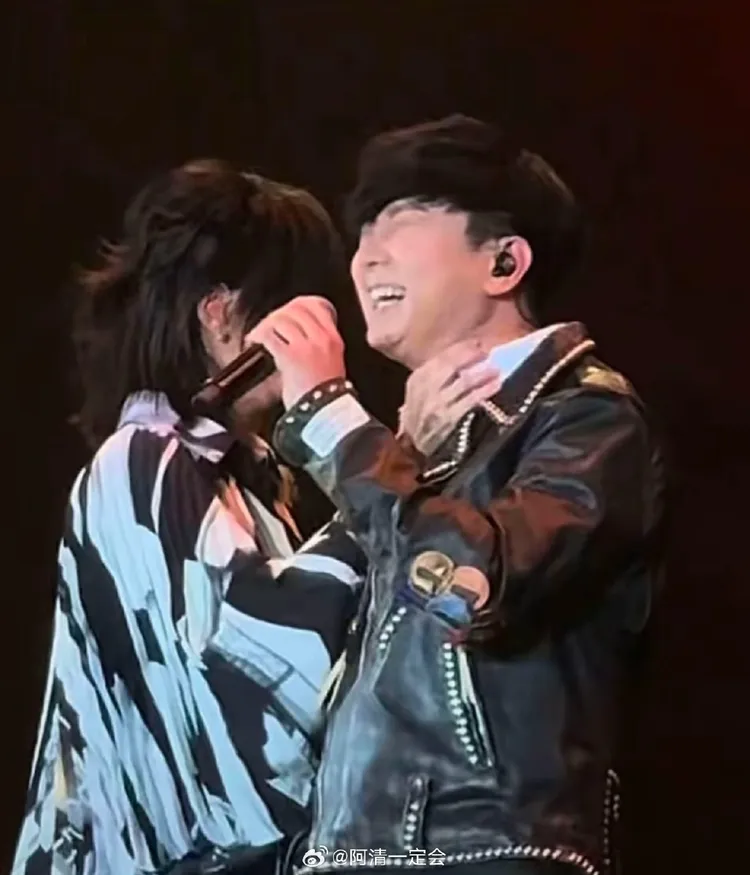 孫燕姿作勢對林俊傑「鎖喉」，互動逗趣。翻攝阿清一定會微博