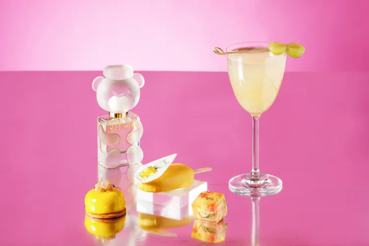 風格多變的MOSCHINO PARFUM「熊芯未泯2女性淡香精」（左2），延伸而成甜點「茉莉蘋果柑橘慕斯塔」（左1）、「檸檬起司冰棒慕斯」（左3）、鹹點「紫蘇醋栗燻鮭凍」與無酒精調飲「Bear Toy」(右)。業者提供