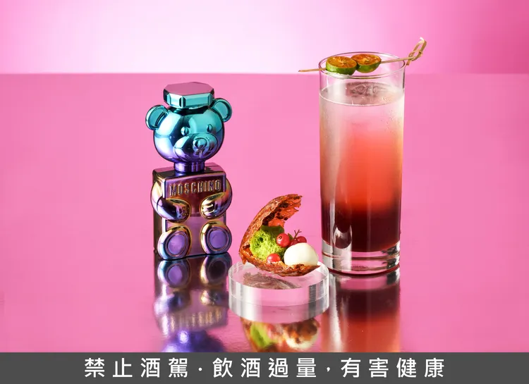 研發靈感源自MOSCHINO PARFUM「珍珠熊女性淡香精」（左），精緻甜點「杏仁貝殼、檸檬珍珠」（中）將海洋中的珍寶具象化，與取自香氛主調茉莉花的漸層色系調酒「Bear Pearl」。業者提供