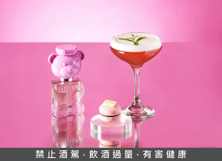 洋溢青春活力的MOSCHINO PARFUM「泡泡熊女性淡香水」（左），映襯瓶身化作夢幻粉色系「黑醋栗甘納許馬卡龍」（中），搭配女孩們難以抗拒的水蜜桃果香風味調酒「Bear Bubble」。業者提供