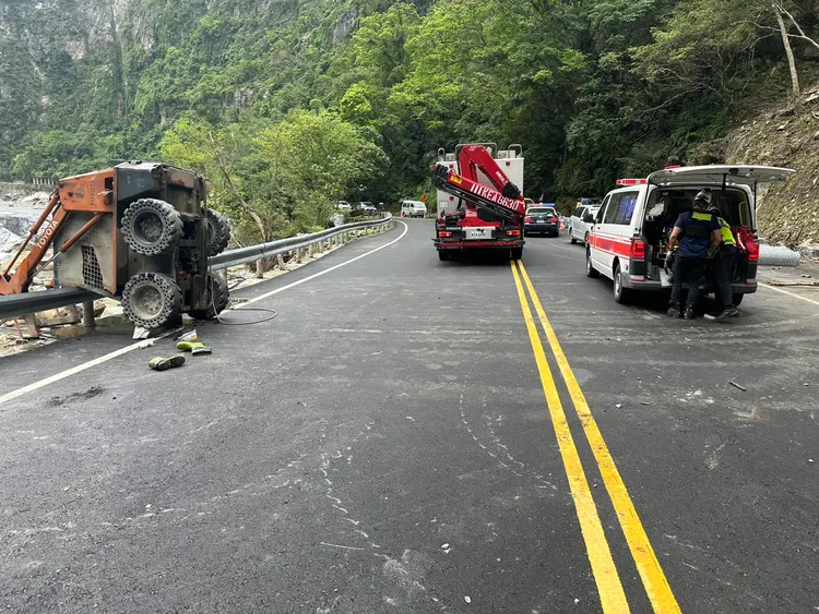 鏟裝機翻覆駕駛從機具駕駛座上掉落，被邊坡柵欄跟鏟裝機壓在下面。花蓮縣消防局提供