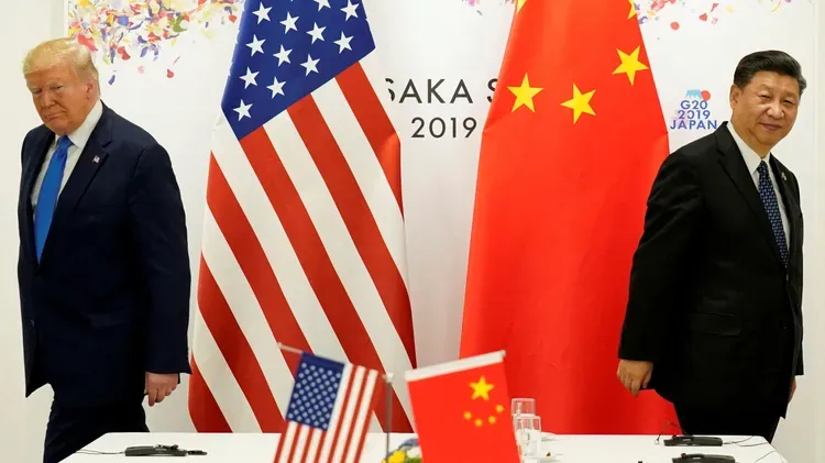 民調顯示，由於中國國家主席習近平（右）堅決反制川普的關稅新制，導致川普的關稅與通膨支持度均最低。資料照片