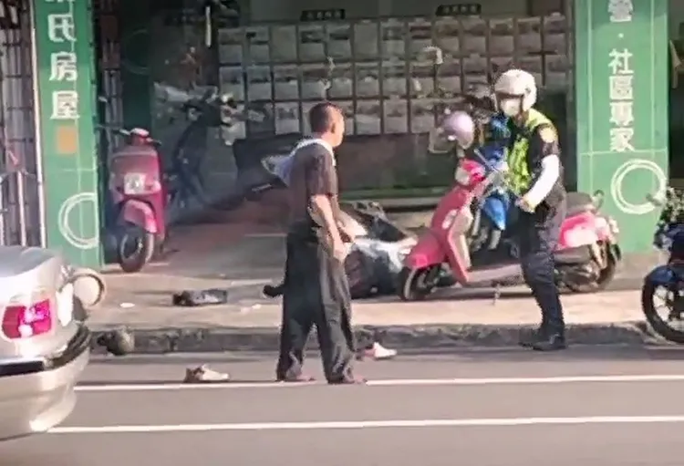 廖男對著警員揮舞美工刀，看到警員拿出伸縮型警棍，隨即棄車逃逸。民眾提供