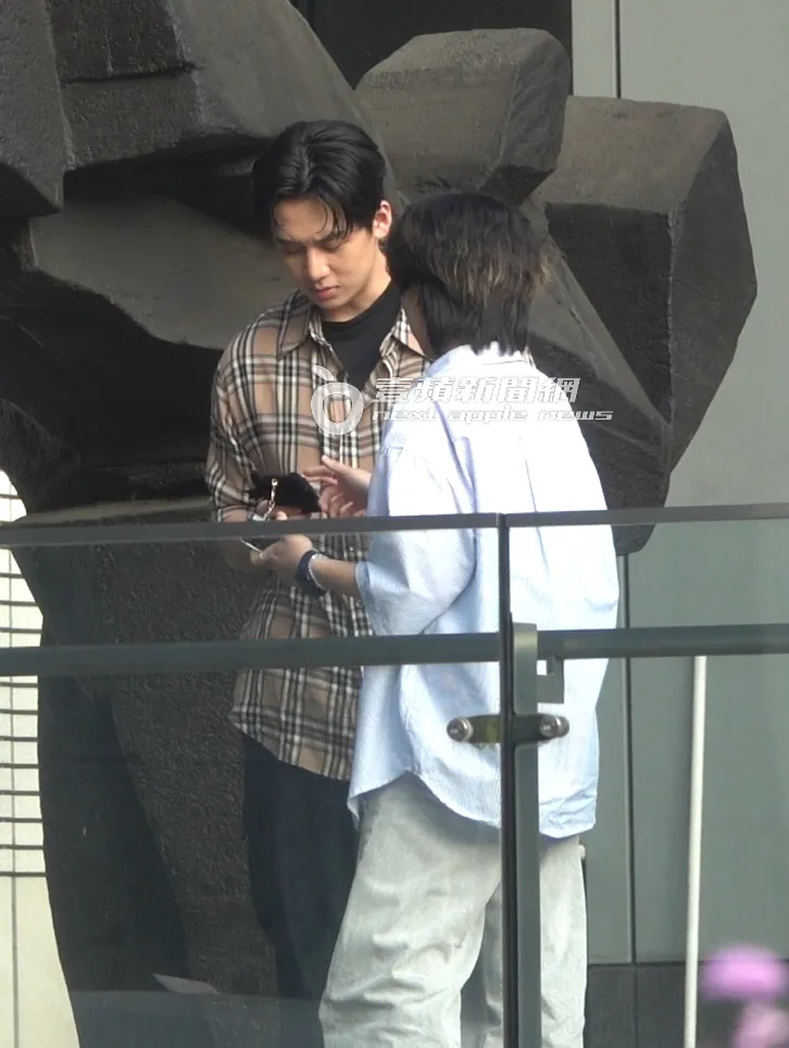 葛兆恩（左）鐵粉在電視台外苦等3小時，見到偶像十分開心上前打招呼。特勤中心攝