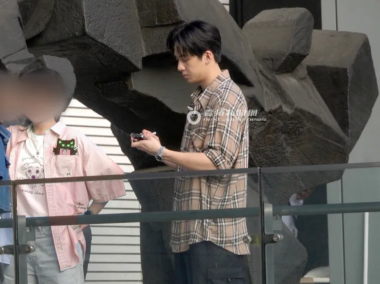 寶弟大方在拍立得上簽名。粉絲衣服經變色處理／特勤中心攝