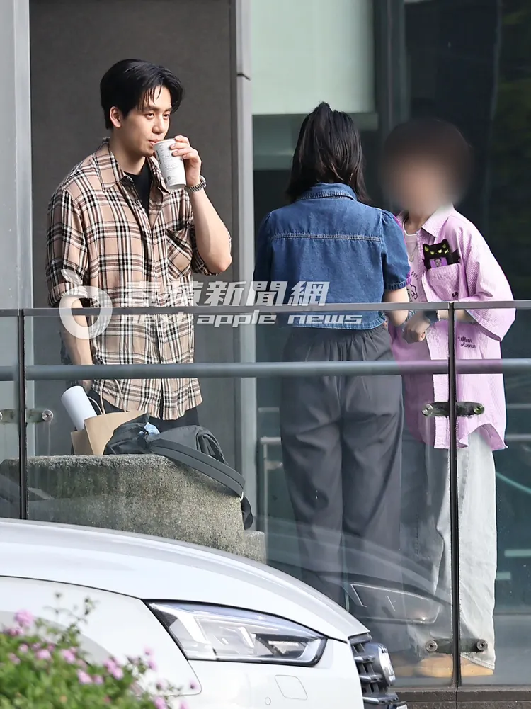 寶弟一邊喝著咖啡，一邊與粉絲閒聊。粉絲衣服經變色處理／特勤中心攝