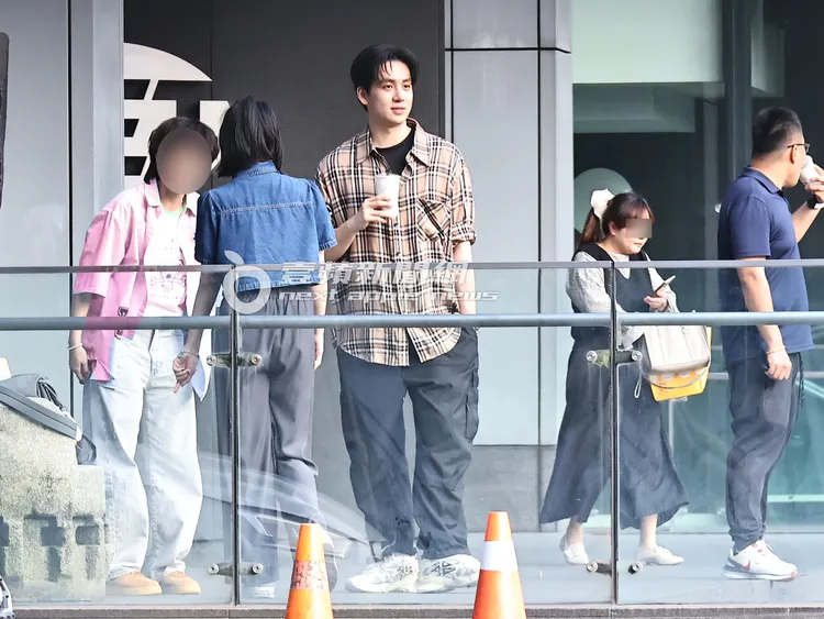 葛兆恩不捨粉絲苦等3小時，抽空到電視台外，拿著粉絲送的咖啡，和她們互動寵粉。粉絲衣服經變色處理／特勤中心攝