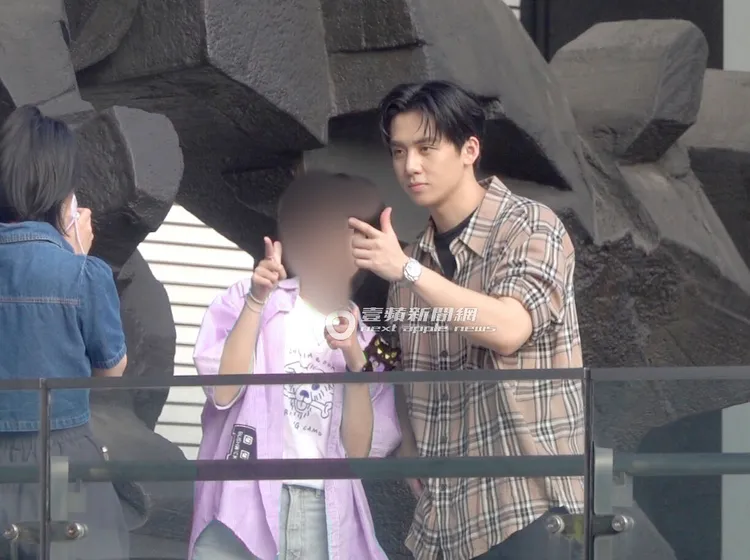 葛兆恩（右）比著手槍手勢與粉絲合照。粉絲衣服經變色處理／特勤中心攝