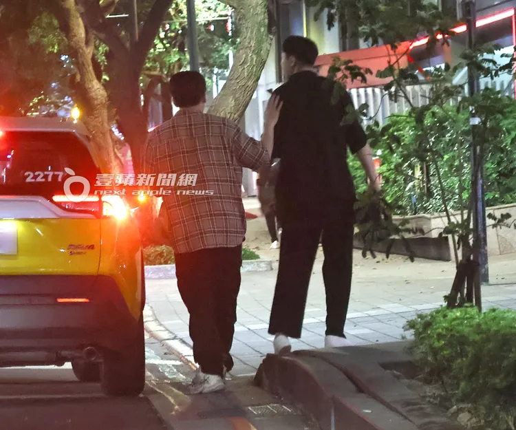 抵達信義商圈，寶弟（左）拍拍友人的肩膀道別。特勤中心攝