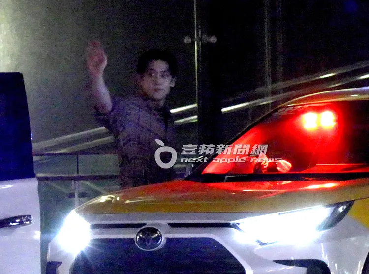 寶弟與工作人員揮手道別，跟朋友一起坐上計程車。特勤中心攝