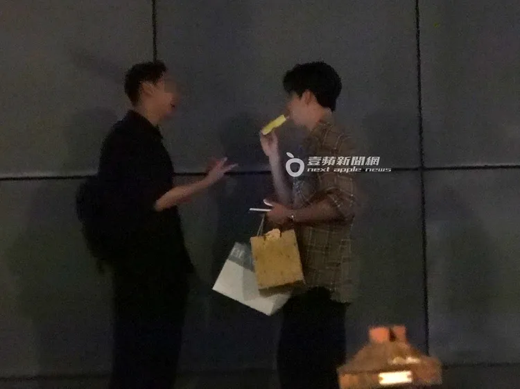 寶弟（右）走到一旁，與友人一起抽著電子煙。《壹蘋新聞網》提醒您吸菸有礙身體健康、特勤中心攝