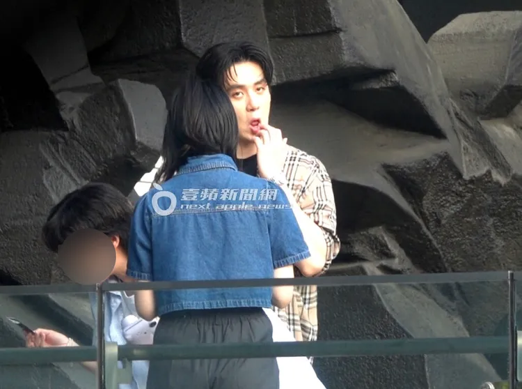 寶弟喝了幾口咖啡，用手指抓嘴唇周圍。特勤中心攝