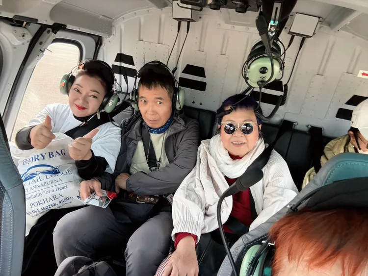 白冰冰(左)與朋友們一起搭直升機俯瞰喜馬拉雅山。長興影視提供