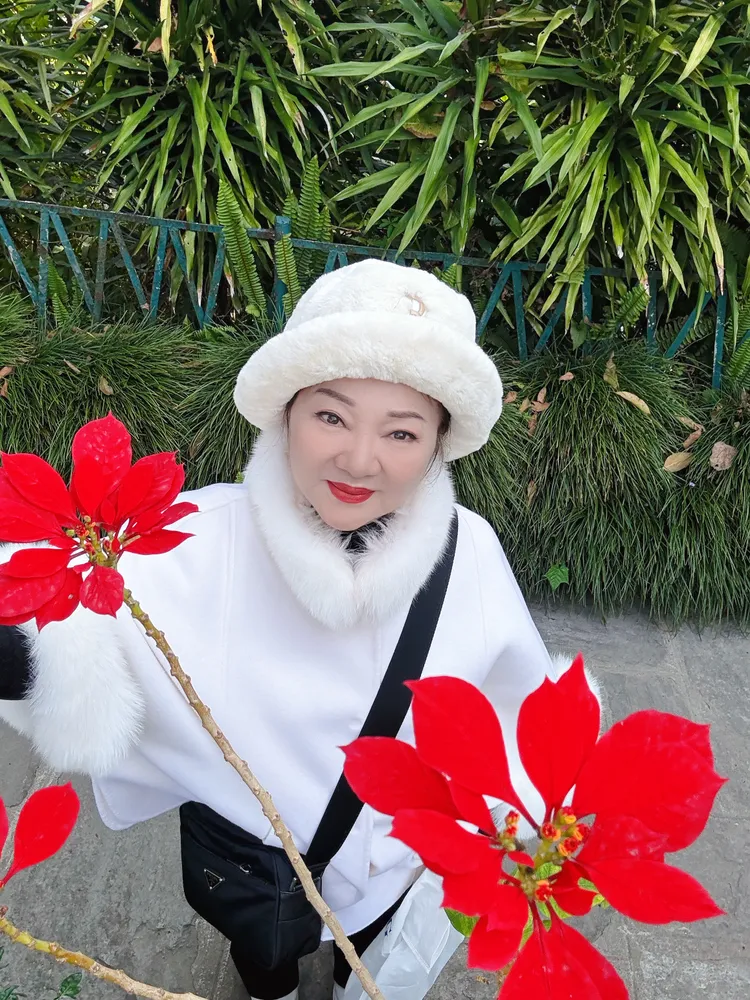 白冰冰下了山還是覺得寒氣未散，厚外套穿緊緊。長興影視提供