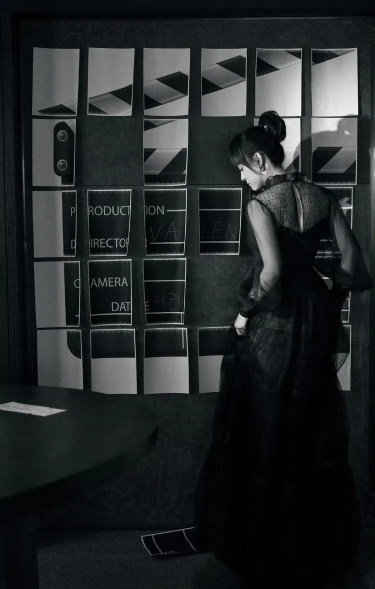 透膚設計替孫儷的黑色禮服增添一股魅惑感。翻攝孫儷工作室微博