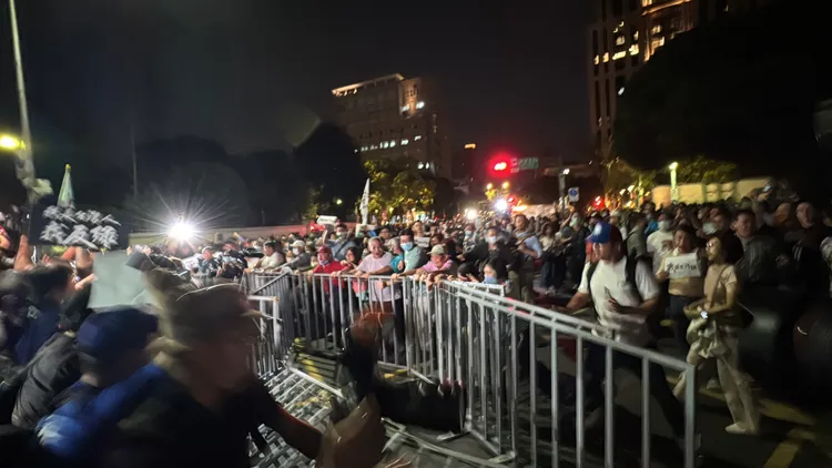 國民黨支持者到場聲援。彭欣偉攝