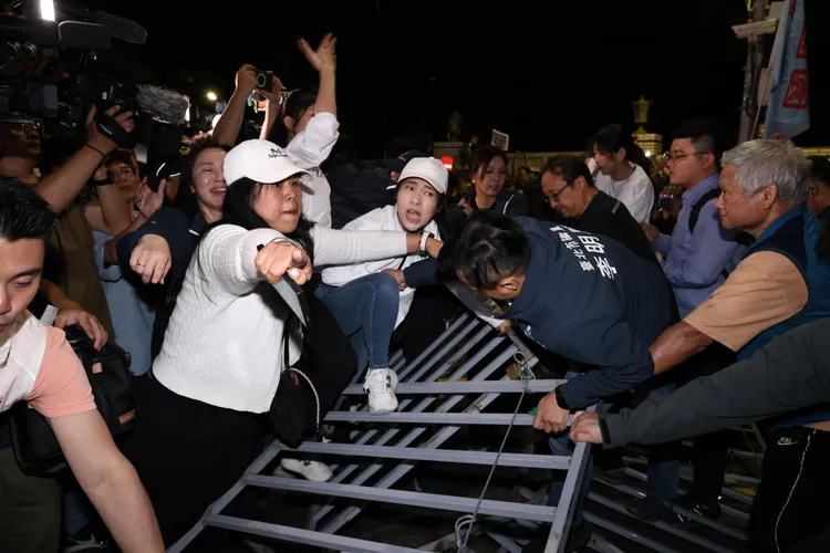 抗議現場拒馬遭推倒。彭欣偉攝
