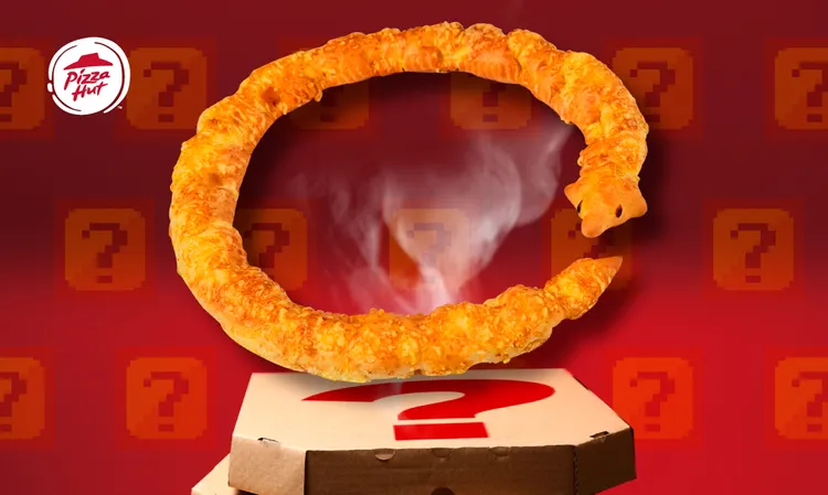 首次推出史上第一款盲盒披薩「盲盒芝心蛇圈圈」。必勝客提供