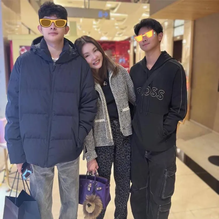 何如芸（中）有子萬事足。翻攝自何如芸臉書