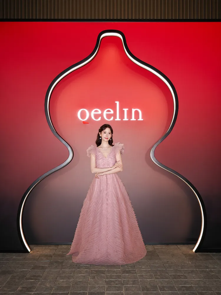 潤娥以粉色紗裙夢幻現身。品牌提供