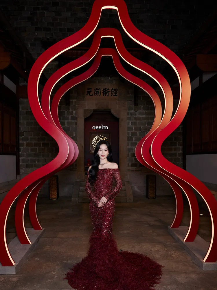 劉詩詩穿著Elie Saab 2024秋冬高級訂製系列的紅色平口禮服。品牌提供