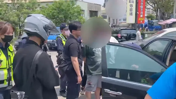 2名嫌犯在豐原區搶走皮包，3小個小時就在北屯落網，得手的7千元贓款只花了一半。民眾提供