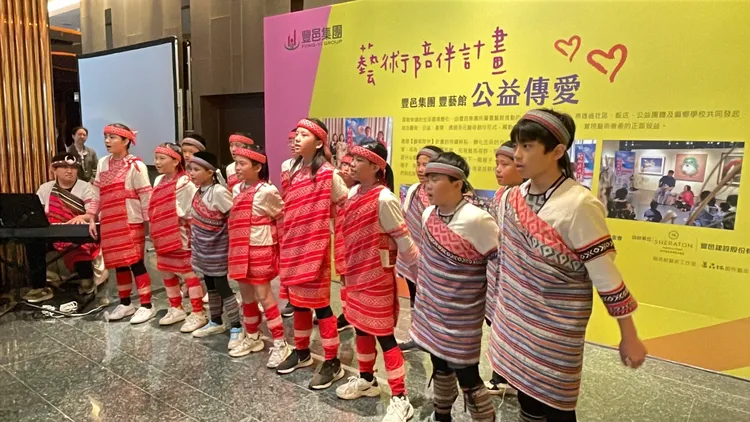 桃山國小合唱團展現富有生命力的泰雅天籟美聲。豐邑集團提供