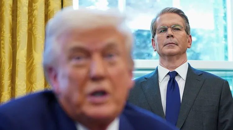 避險基金操盤手出身的財政部長貝森特（右）是川普大戰略的幕後操盤者。路透社