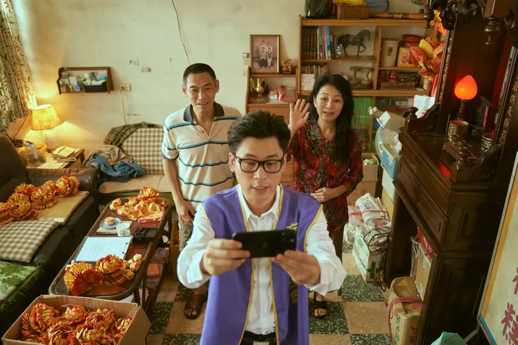 黃迪揚客串訪視員，與夏靖庭、方文琳產生節奏明快的精彩攻防。公視台語台提供