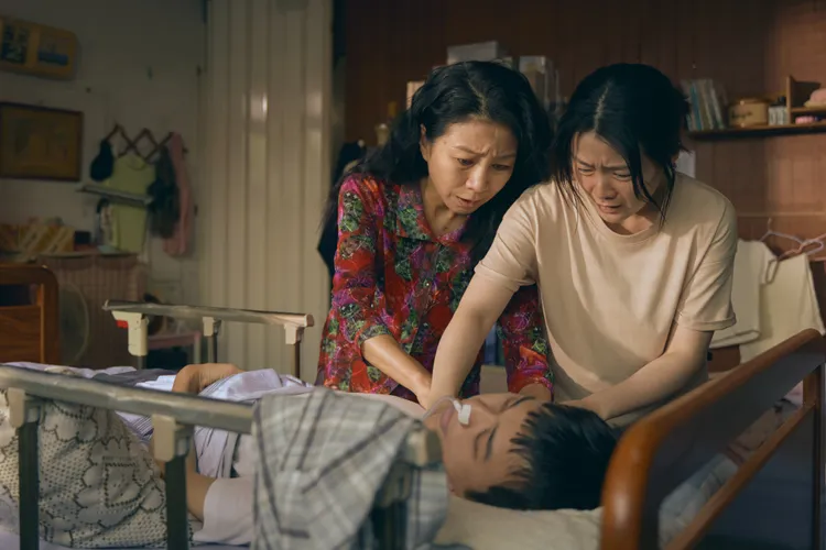 方文琳、楊小黎飽滿地演出照顧者複雜的情緒。公視台語台提供