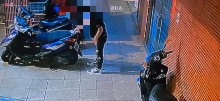 警方調閱監視器後發現一名可疑男子曾拿出打火機點火。翻攝照片