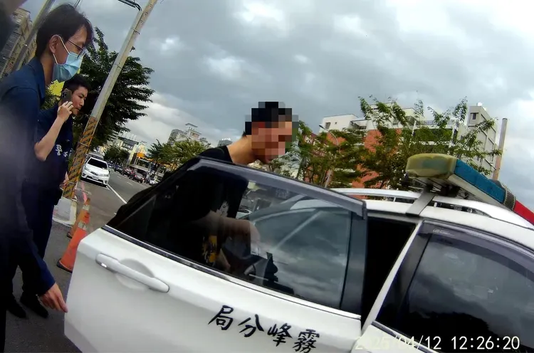 警方將任意塗鴉的3年輕人帶回派出所，依社維法裁處。民眾提供