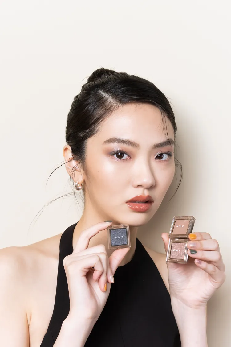 Moedl使用RMK無拘單色眼影#01、#12、#21。品牌提供