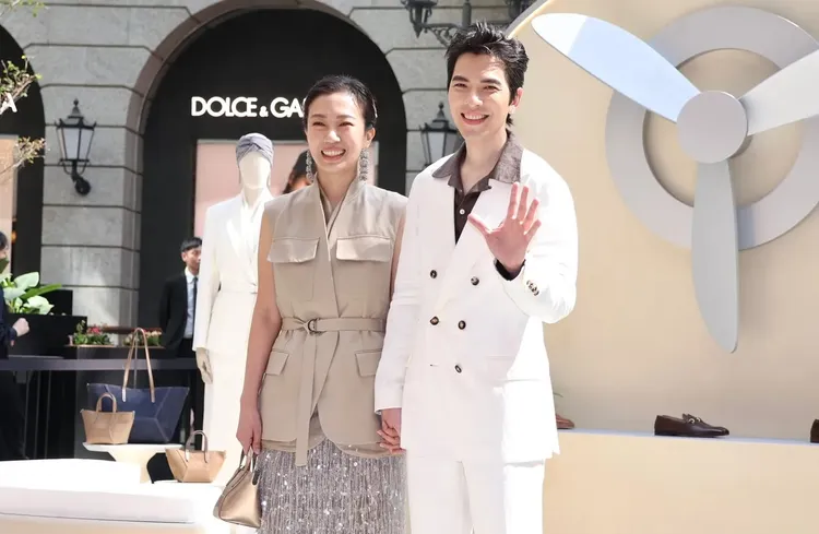 Summer（左）搭配Duo榛果金迷你托特包。資料照