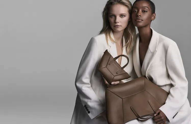 Duo托特包本季推出適合隨身攜帶的迷你版（上）。品牌提供