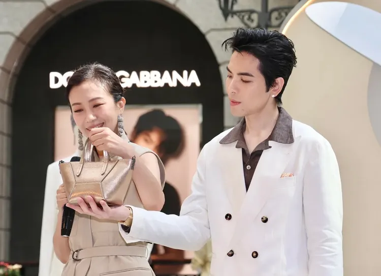 蕭敬騰（右）貼心幫Summer（左）捧著包包。資料照