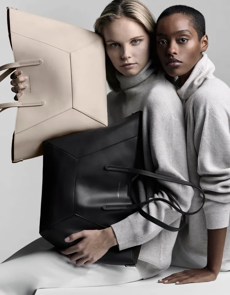 Brunello Cucinelli經典的Duo包將解構式輪廓融為一體。品牌提供