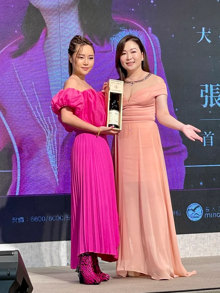 張秀卿（右）與21歲愛女林莉首度同台。王郁惠攝