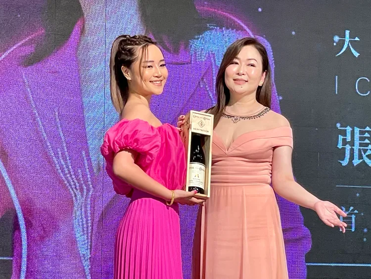 張秀卿（右）與女兒林莉站在一起宛如姐妹。王郁惠攝