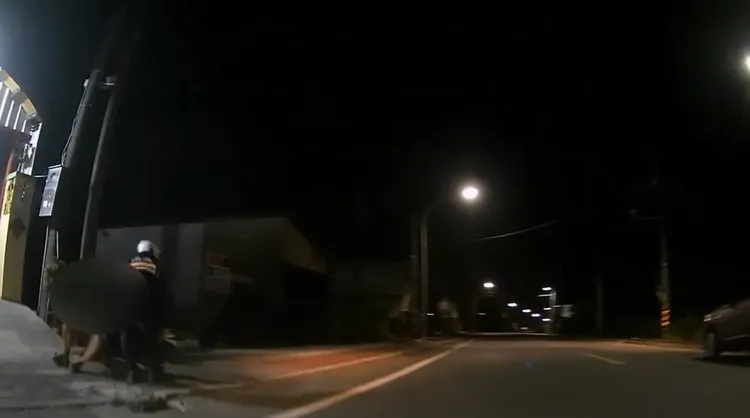 警察撂倒林姓乘客，林掉出毒品。翻攝畫面