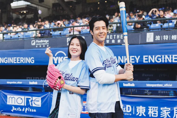 苗可麗、胡宇威擔任開球嘉賓。華視提供