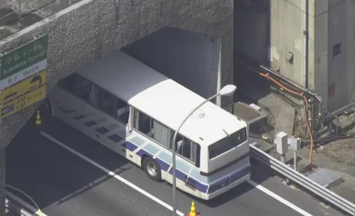 東京重大車禍！遊覽車隧道口追撞「30多人掛彩」　現場畫面曝光