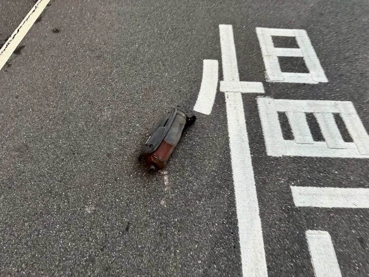 路中間害人發生車禍的排氣管，警方抵達拿起時還「溫溫的」，證實應該是當天掉落的。翻攝畫面