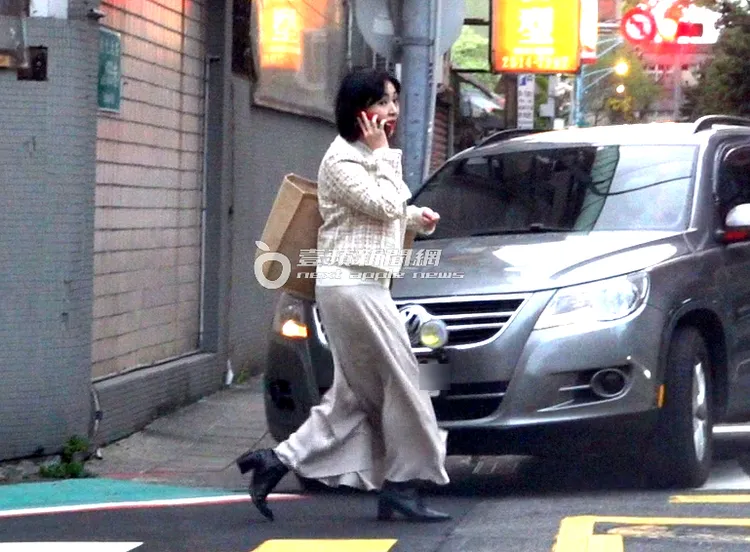 蔡燦得行程滿檔，電話講不停。特勤中心攝