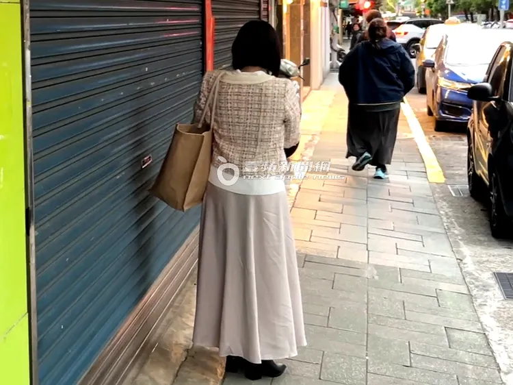 蔡燦得走路到半路，突然停在人行道看手機回訊息。特勤中心攝