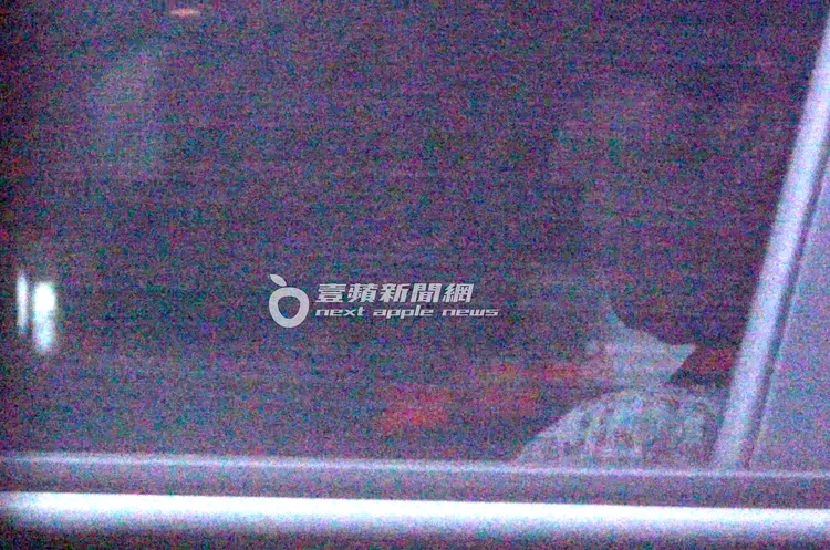 蔡燦得等紅燈時，在車上滑手機。特勤中心攝