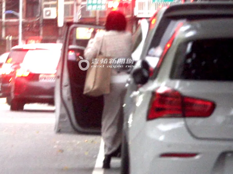 蔡燦得蹬腳踏上售價70萬元的油電新車。特勤中心攝